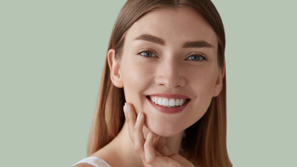 Rostro femenino con expresión natural después de aplicación de bótox y relleno facial