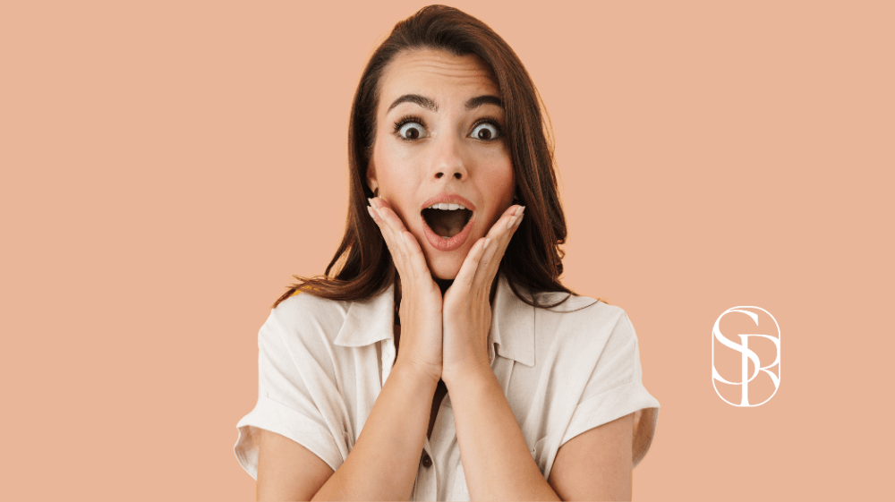 Mujer joven muestra sorpresa porque descubre qué es el Microneedling con PDRN de salmón