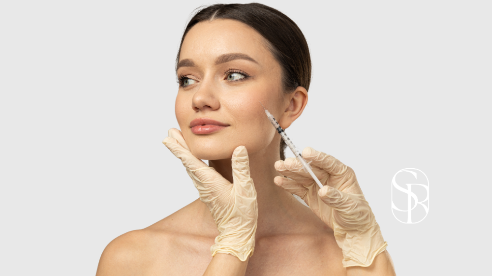 Rostro relajado de una mujer después de un tratamiento de bótox que suaviza arrugas y mejora la expresión facial