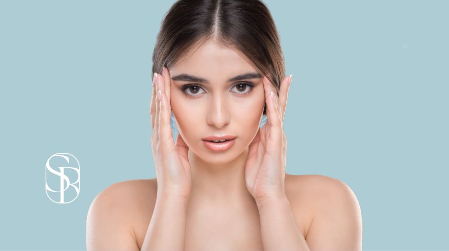 Mujer después de los 40 con piel natural y signos normales de envejecimiento facial